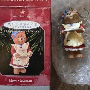 Hallmark Keepsake 1998 "Mom Maman" Bear Ornament Baking Cookies